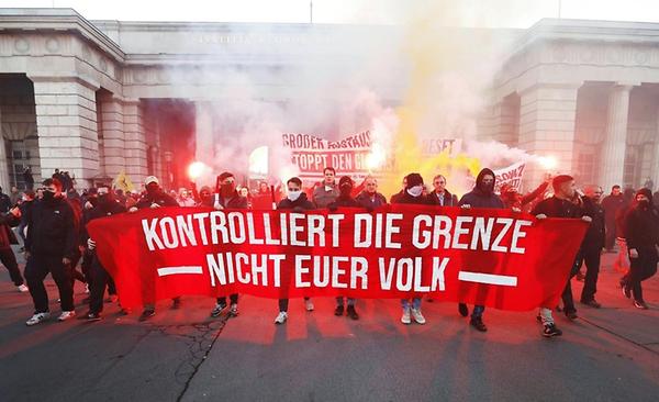 In Wien haben sich zuletzt Rechtsextreme an die Spitze des Demozugs gesetzt