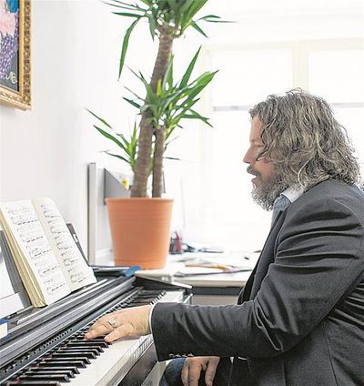 'Musik ist eine Sprache, gewisse Sachen auszudrücken, die man anders nicht sagen kann', meint der leidenschaftliche Pianist und ehemalige Sänger Peter Reichl., Foto: © Luiza Puiu