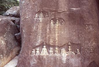 Zahlreiche Reliefs zeigen Tirthankaras und deren Verehrer, die auch die Schaffung veranlassten