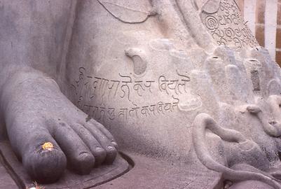 Auch Hinweise in Sanskrit und Devanagari-Schrift finden sich