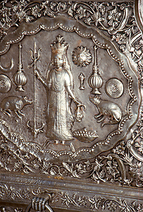 Silberrelief mit Karni Devi auf einem Tor des Tempels