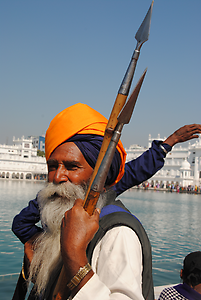 Die Sikhs sind wehrhafte Leute. Sie zeigen sich auch gerne mit Waffen