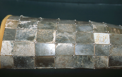Detail der Bindung der Jadeplättchen mit Metalldraht