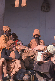 Gemeinschaft von Sadhus in Varanasi / Benares
