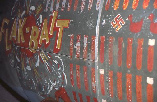 Glücklich überhaupt überlebt zu haben, malten Bomberbesatzungen symbolisch ihre Einsätze auf den Rumpf ihrer Flugzeuge