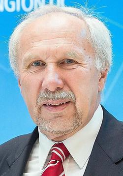 Ewald Nowotny (77) war von 2008 bis 2019 Gouverneur der Oesterreichischen Nationalbank und damit auch Ratsmitglied der Europäischen Zentralbank. Davor war er von 2006 bis Ende 2007 Generaldirektor der Bawag PSK. Von 1978 bis 1999 war er Abgeordneter der SPÖ zum Nationalrat und von 1990 bis 1999 Mitglied des Bundesparteivorstandes der SPÖ