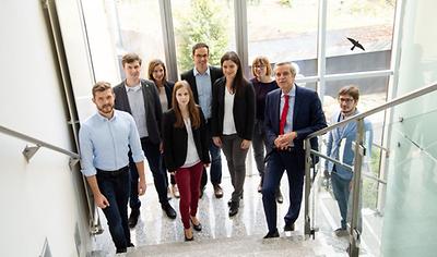 JR-Geschäftsführer Wolfgang Pribyl mit jungen Forscherinnen und Forschern im Headquarter des Unternehmens in Graz