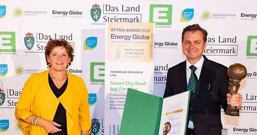 Kategorie Forschung: LR Ursula Lackner gratuliert Franz Prettenthaler, (Joanneum Research Life) zum Energy Globe Styria Award