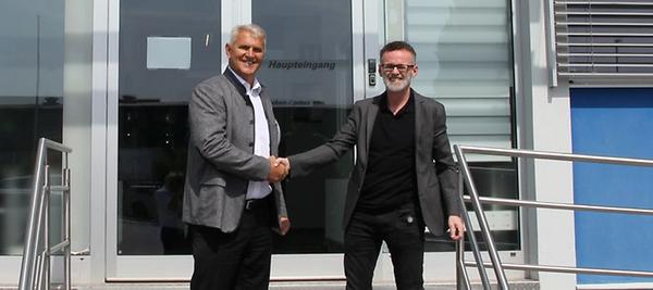 Klaus Schöffmann Geschäftsführung der MAHLE Filtersysteme Austria GmbH und Johannes Bernsteiner, Geschäftsführer der Anton Paar ShapeTec GmbH nach der Vertragsunterzeichnung.