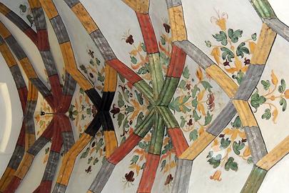 Netzrippengewölbe über der Orgelempore mit Rankenmalerei
