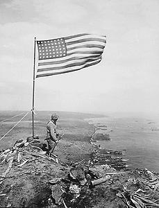 Sternenbanner auf Iwo Jima, Aus: Wikicommons unter CC 