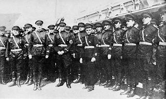 Russische Faschisten im Schwarzhemd (1934), Aus: Wikicommons unter CC 