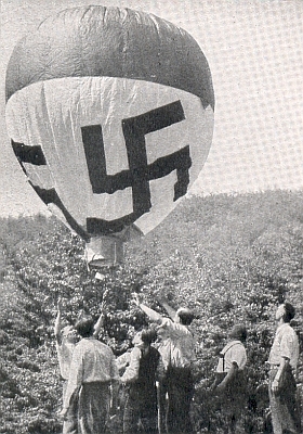 Illegale Nazis lassen im Wienerwald einen Ballon mit Hakenkreuz steigen