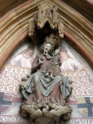 Madonna im Tympanon der Grazer Leechkirche(1290), Foto: Marion Schneider & Christoph Aistleitner, Aus: Wikicommons unter CC 