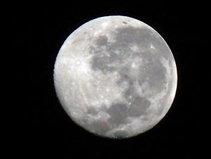 Mond aufgenommen mit 500 mm Brennweite (Kleinbild) in Limni/Griechenland am 15.5.2014