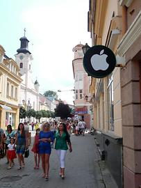 Straßenszene mit 'Apple'