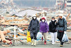 Menschen verlassen die Stadt Minamisanriku