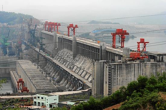 Abb. 22: Drei-Schluchten-Damm staut den Jangtsefluss 660 km auf.