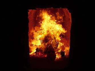 Verbrennung eines Toten in einem Krematorium., Foto: Henry Mühlpfordt. Aus: Wikicommons unter CC 