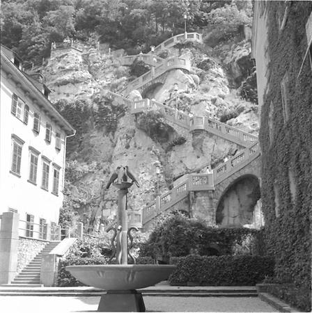 Felsenstiege vom Schloßbergplatz. Brunnen im Vordergrund, 1959
