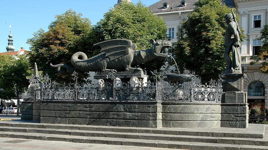 Lindwurm-Brunnen mit Herkules-Denkmal am Neuen Platz, Wahrzeichen der Kärntner Landeshauptstadt Klagenfurt