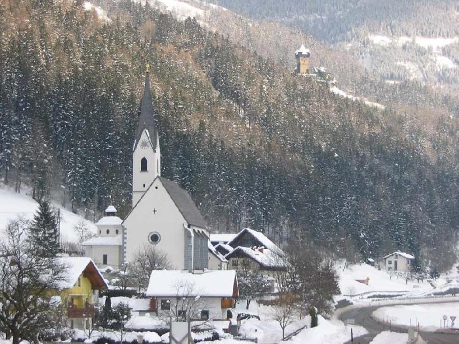 Obervellach - Stallhofner Kirche und Burg Falkenstein im Hintergrund