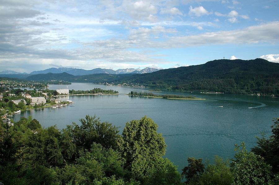 Blick von der Hohen Gloriette auf den Wörthersee, links Pörtschach