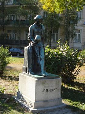 Statue von Josef Kainz am Josef-Kainz-Platz in Wien-Währing