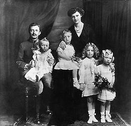Kaiser Karl I. von Österreich mit Kaiserin Zita und den Kindern