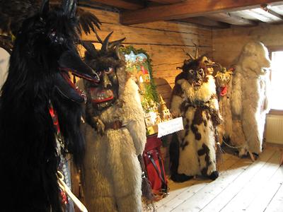 Perchtenfiguren