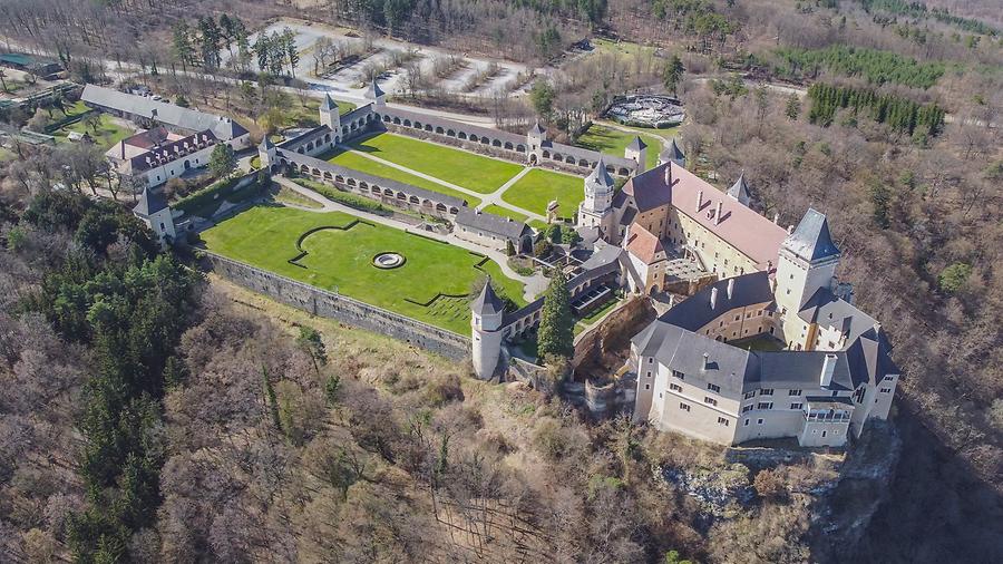 Luftaufnahme von Schloss Rosenburg am Kamp