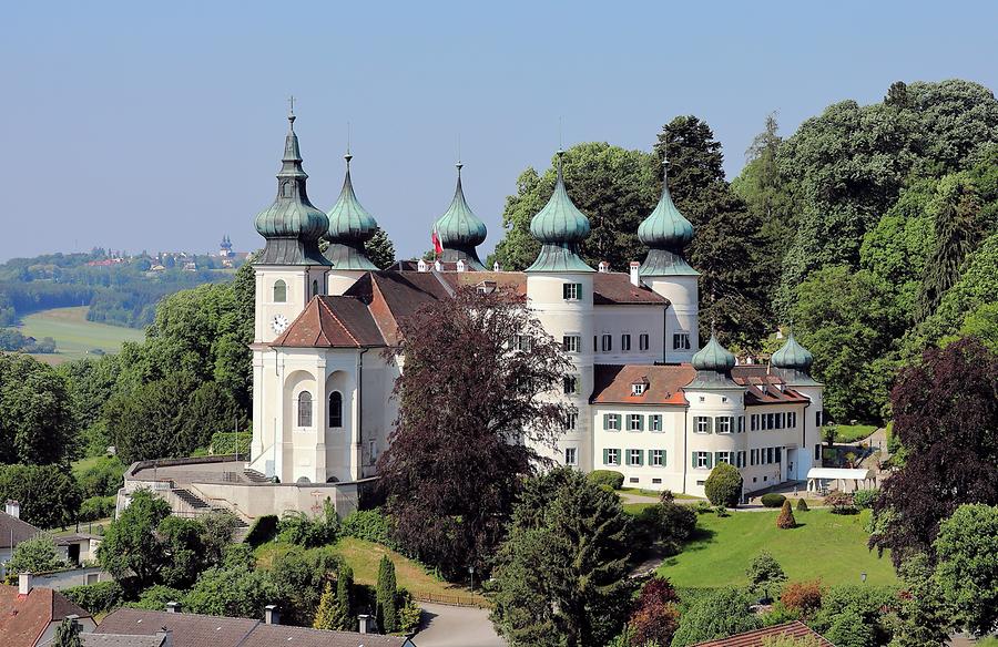 Ostnordostansicht des Schlosses Artstetten in der niederösterreichischen Marktgemeinde Artstetten-Pöbring und links im Hintergrund Maria Taferl mit der Wallfahrtskirche Maria Taferl.