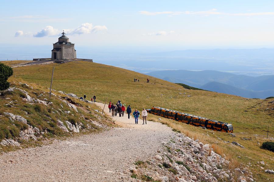 Schneebergbahn-Zahnradbahn und Kaiserin-Elisabeth-Gedächtniskirche am Schneeberg