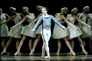 Rudolf Nurejew mit dem Corps de Ballet der Wiener Staatsoper. Foto, 1980., © Copyright Österreichischer Bundestheaterverband, Wien (heute Bundestheater-Holding Ges. m. b. H., Wien), für AEIOU.