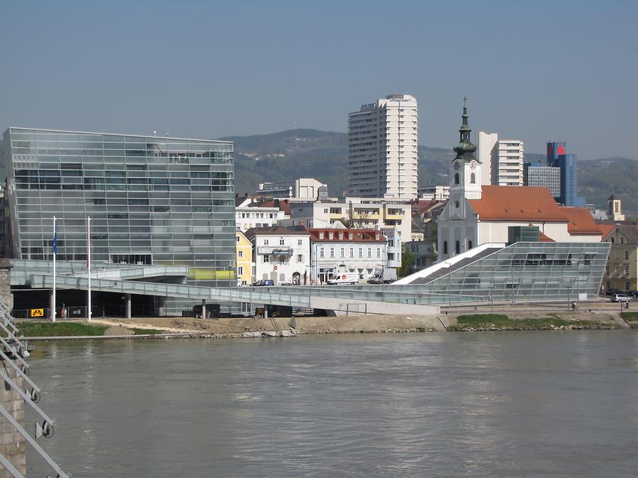 Ars Electronica Center, Stadtwerkstadt, Lentia 2000, Stadtpfarrkirche Urfahr. Im Hintergrund die Gis (Lichtenberg). Ganz rechts Turm der Christkönig-Kirche