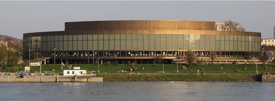 Das Linzer Brucknerhaus in der Abendsonne. Die Donaulände in der Umgebung des Brucknerhauses ist ein beliebter Sammelplatz für die Linzer Jugend.