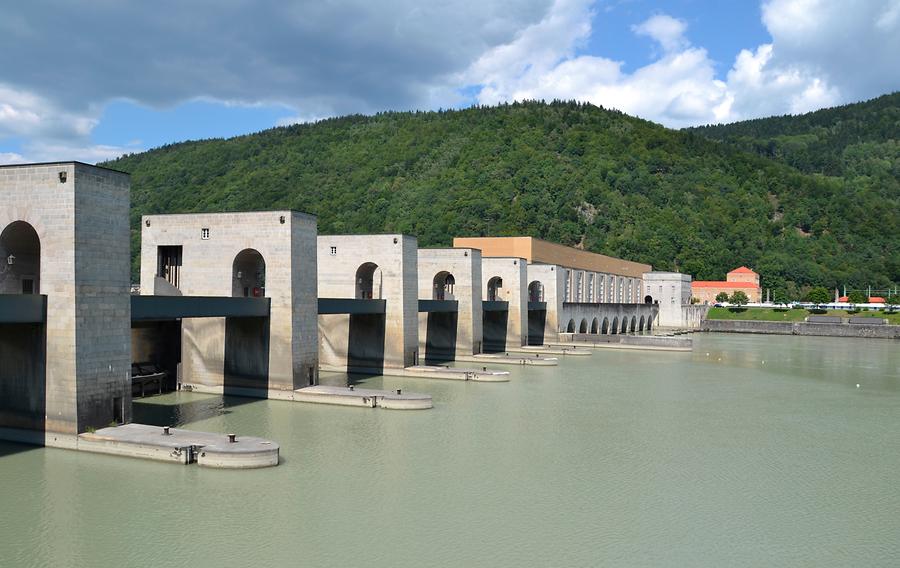 Das Kraftwerk Jochenstein, links das Stauwehr.