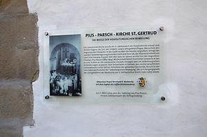 Pius Parsch Gedenktafel an der Kirche St. Gertrud in Klosterneuburg