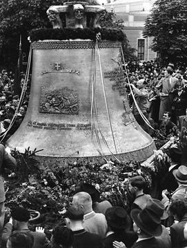 Die Pummerin wird auf Tieflader nach Wien gebracht. Photographie. 26.4. 1952