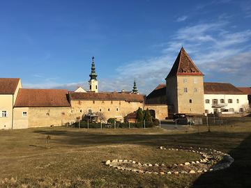 Mittelalterliche Wehrmauer und Eckturm