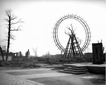 Riesenrad ohne Waggons, links die Ruine des Film-Palastes; 1945