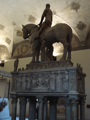 Reiterstandbild von Bernabò Visconti, Herren von Mailand, Schwager und Bundesgenosse Cansignorios, begonnen 1363 nach dem Vorbild der Veroneser Fürstengräber