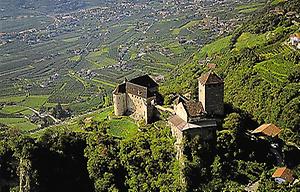 Südtirol: Schloss Tirol bei Meran., © Copyright Tourismusverband Meran, für AEIOU.