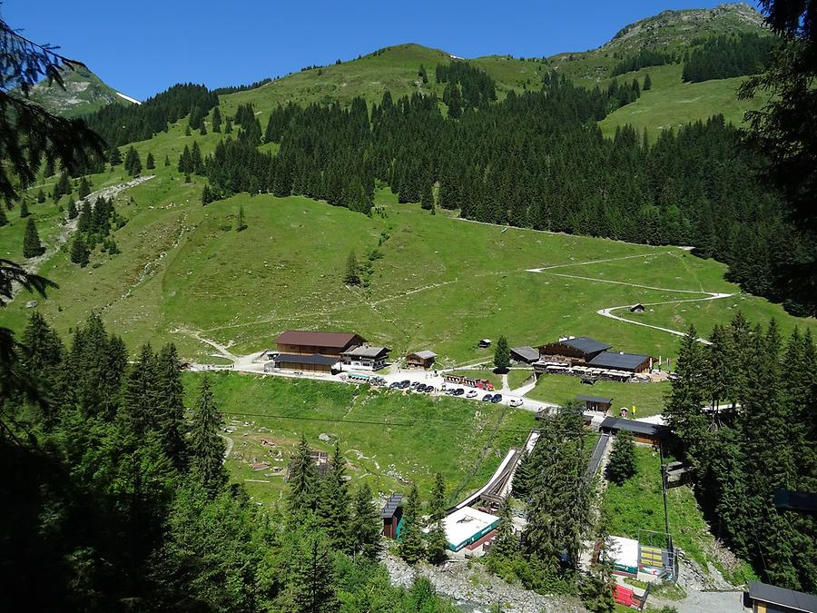 Im Saalbach Hinterglemmer Talschluss – Salzburger Land befindet sich die Lindlingalm. Neben einer gemütlichen Alm, das 300 Jahre alte Almladl, weiterhin die Golden Gate Bridge der Alpen mit dem Baumzipfelweg, Österreichs größten Hochseilpark, das Teufelswasser, Schnitza’s Holzpark.