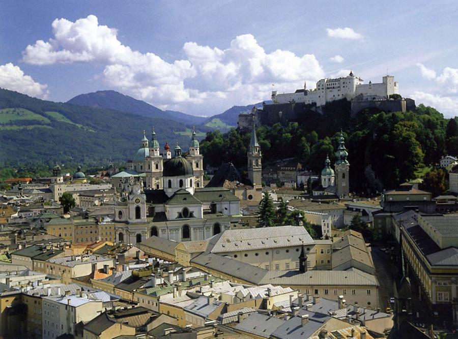 Blick vom Mönchsberg über die Altstadt und auf Festung Hohensalzburg