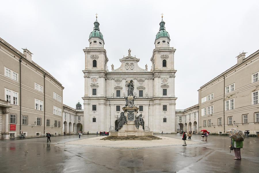 Die Fassade des Salzburger Doms am Domplatz. Davor die Mariensäule.