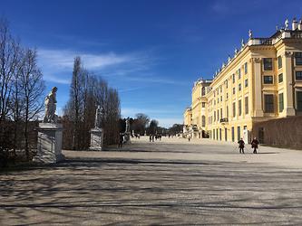 Schloss und nördliche Statuenreihe