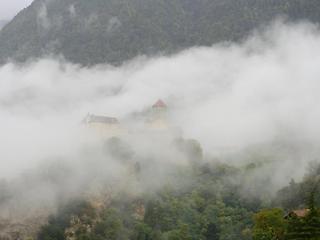 Das Schloss im Nebel -© F.G.
