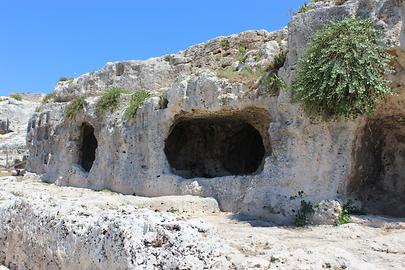 Höhlen im Griechischen Theater