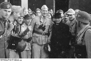 Bundesarchiv_Bild_101I-567-1503C-15,_Gran_Sasso,_Mussolini_vor_Hotel